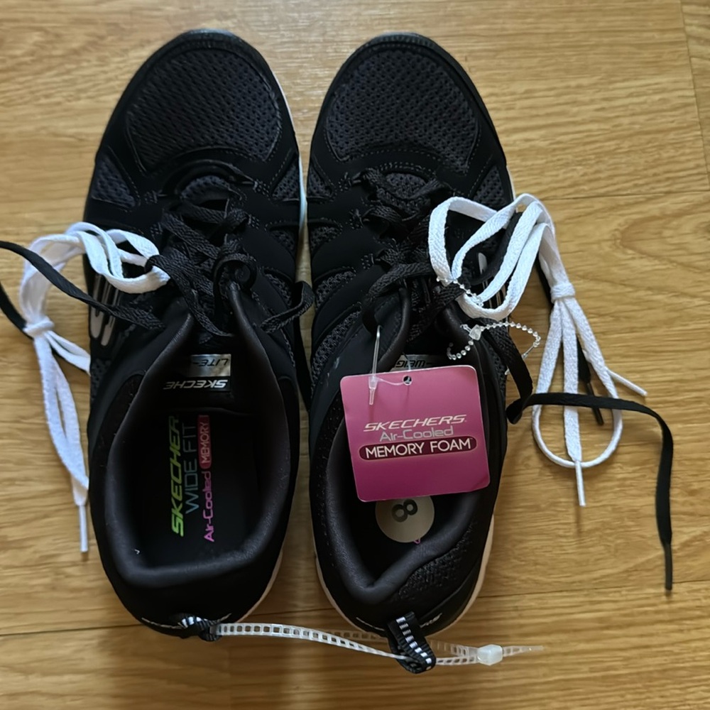 Sketchers Air-Cooled Memory Foam sneakers size 8